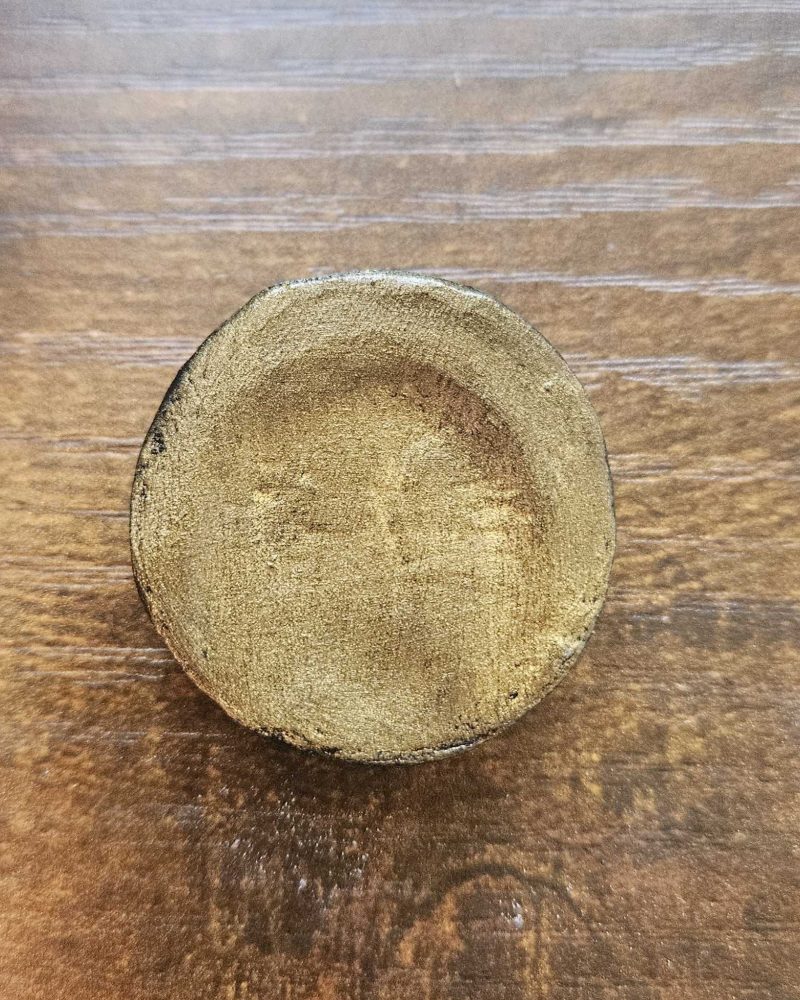 galet anti stress dark or — matière: Argile polymère, Argile, Peinture acrylique, Vernis — longueur 3 cm