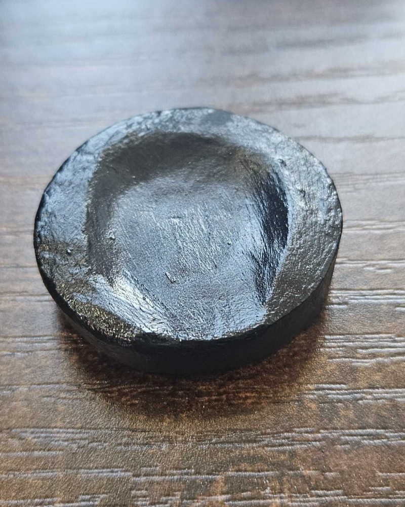 galet anti stress noir — matière: Argile, Peinture acrylique, Vernis — longueur 3 cm