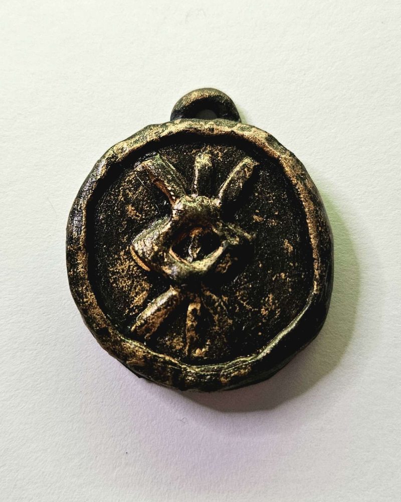 rune de protection — matière: Pâte FIMO, Peinture acrylique, Vernis — longueur 3 cm