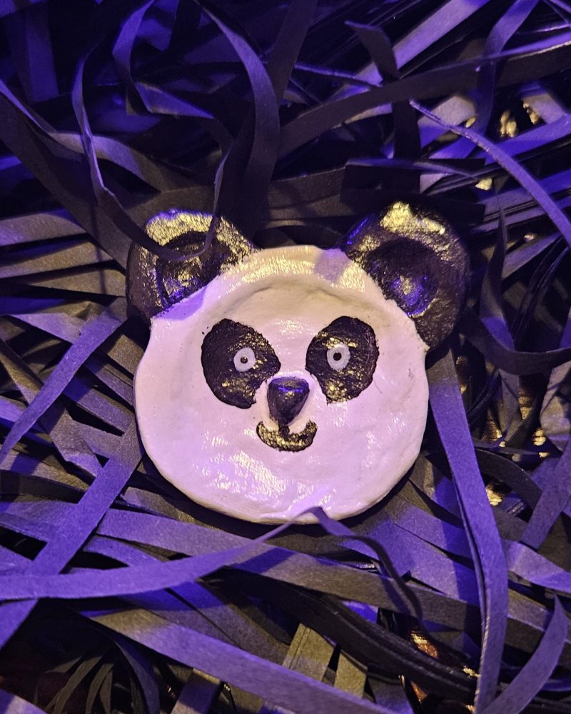 galet anti stress panda — matière: argile, peinture acrylique, vernis — longueur 2 cm